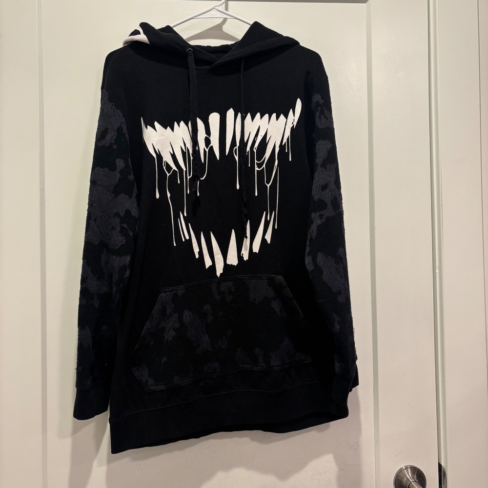 Marvel Venom Her Universe Black Hoodie Teeth Graphic Camo Sleeves Medium